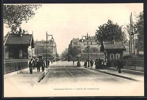 AK Levallois-Perret, Porte de Courcelles avec passants et bâtiments urbains en arrière-plan