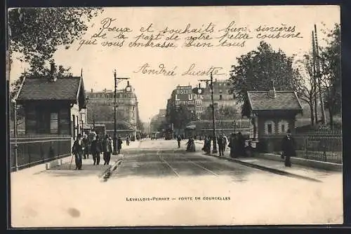AK Levallois-Perret, Porte de Courcelles avec passants et bâtiments en arrière-plan