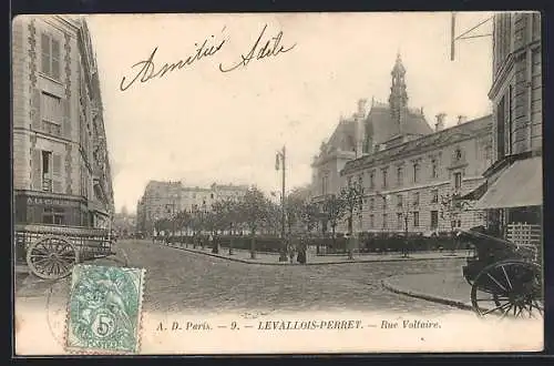 AK Levallois-Perret, Rue Voltaire avec vue sur l`architecture urbaine et calèches