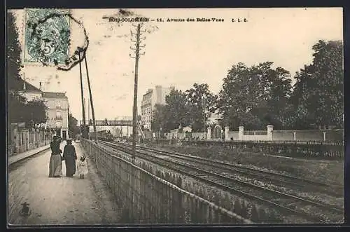 AK Bois-Colombes, Avenue des Belles-Vues avec passants et voie ferrée