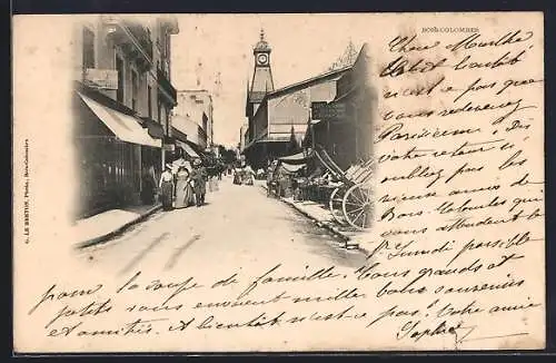 AK Bois-Colombes, Rue animée avec horloge et passants