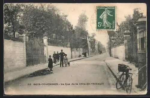 AK Bois-Colombes, La Rue de la Côte-St-Thibault avec passants et vélo sur le trottoir