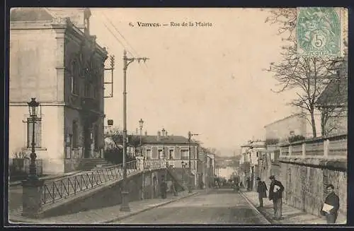 AK Vanves, Rue de la Mairie avec vue sur l`édifice municipal et passants sur le trottoir