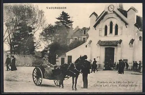 AK Vaucresson, Tombola de la Fête des Bois avec une voiture attelée devant l`église
