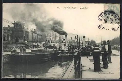 AK Suresnes, L`Écluse avec péniches et passants sur le quai