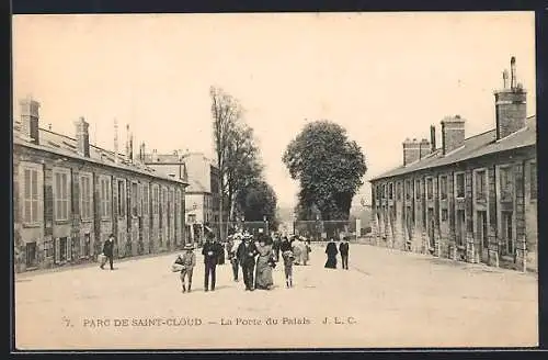 AK Saint-Cloud, La Porte du Palais dans le parc avec passants et bâtiments historiques