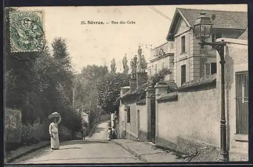AK Sèvres, Rue des Grès avec une femme tenant un parapluie