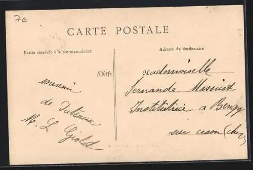 AK Puteaux, La Place du Marché animée avec des étals et des passants