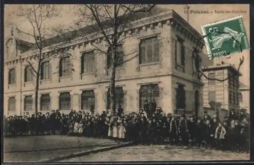 AK Puteaux, École des Bouvets avec des élèves posant devant le bâtiment