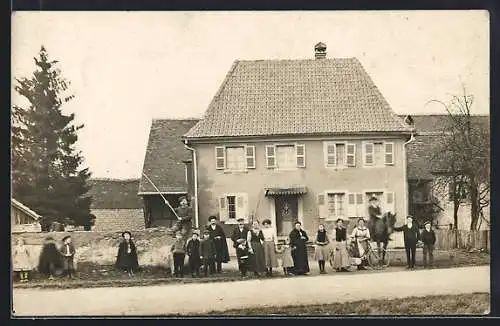 Foto-AK Lutterbach i. Els., Familie vor einem Wohnhaus
