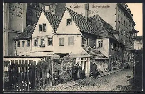 AK Dresden-Neustadt, Blockhausgässchen mit Bewohnern