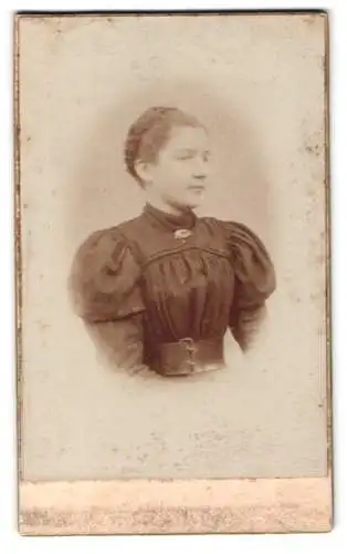 Fotografie unbekannter Fotograf und Ort, Portrait einer Frau im eleganten Kleid