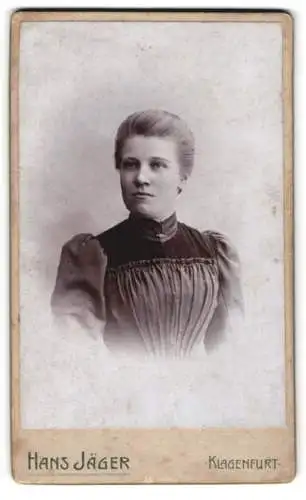 Fotografie Hans Jäger, Klagenfurt, Neuer Platz 12, Porträt einer Frau in eleganter Kleidung