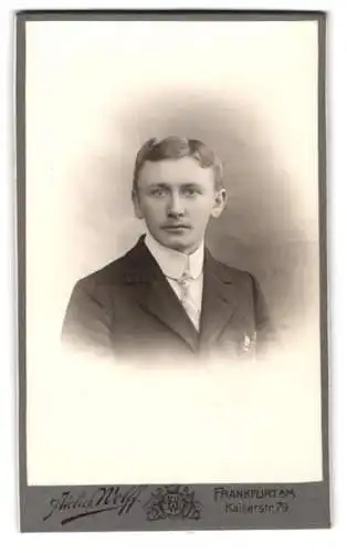 Fotografie Atelier Wolff, Frankfurt am Main, Kaiserstr. 79, Porträt eines jungen Mannes