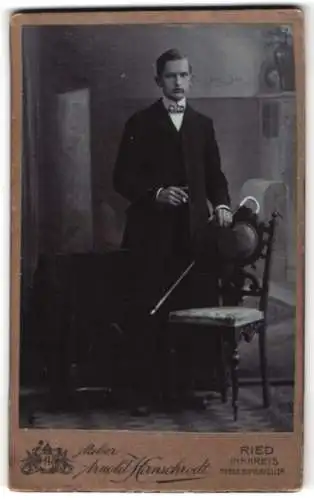 Fotografie Arnold Hirnschrodt, Ried, Eleganter Herr mit Zylinder