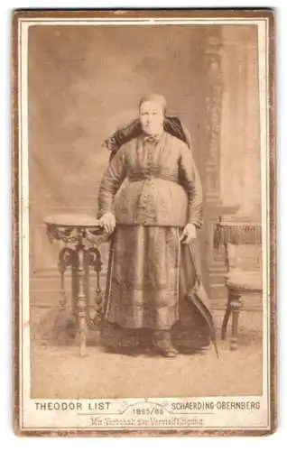 Fotografie Theodor List, Schaerding-Obernberg, Schlossgasse 5, Frau in traditioneller Kleidung