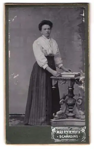 Fotografie Max Reichenbach, Schärding, Bahnhofstrasse 183, Dame in eleganter Pose