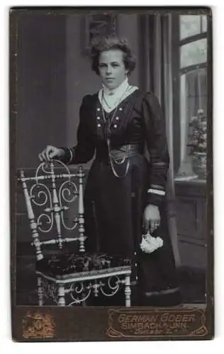 Fotografie German Gober, Simbach am Inn, Dultstrasse 2, Elegante Dame mit Blumenstrauss