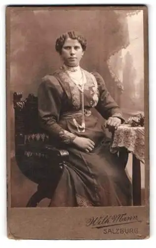 Fotografie Wilhelm Mann, Salzburg, Westbahnstr. 3, Dame im eleganten Kleid