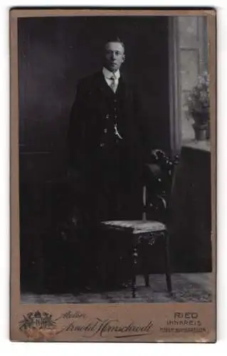 Fotografie Arnold Hirnschrodt, Ried, Eleganter Herr im Anzug