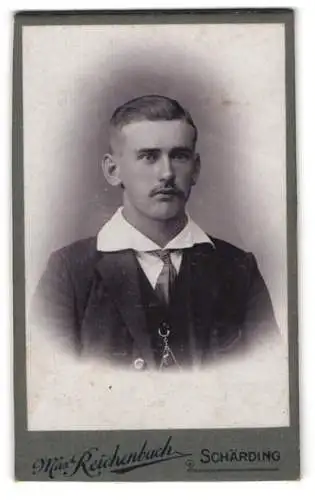 Fotografie Max Reichenbach, Schärding, Bahnhofstrasse 183, Porträt eines Mannes mit Schnurrbart