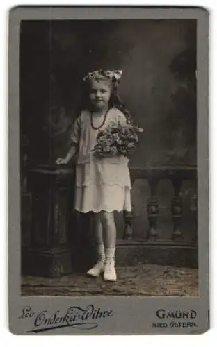 Fotografie Leo Onderka`s Witwe, Gmünd /Nied. Österr., Porträt eines Mädchens mit Blumenstrauss