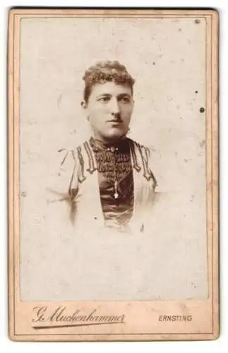 Fotografie Georg Muckenhammer, Ernsting, Porträt einer Frau in feiner Kleidung
