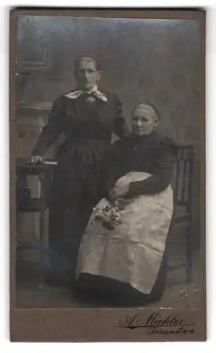 Fotografie Ant. Miehler, Traunstein, Bahnhofstr. 20, Zwei Frauen im Porträt mit Blumenstrauss