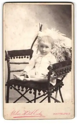 Fotografie Atelier Hotel Eck, Knittelfeld, Kind auf elegantem Stuhl