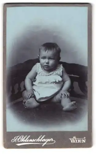 Fotografie J. Ohlenschlager, Wien, Vierthalergasse 5, Porträt eines Kleinkindes