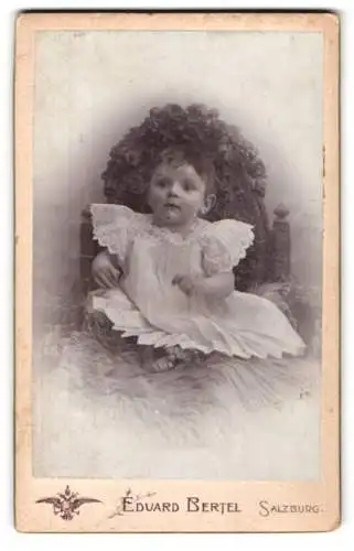 Fotografie Eduard Bertel, Salzburg, Sitzendes Kind mit weissem Kleid