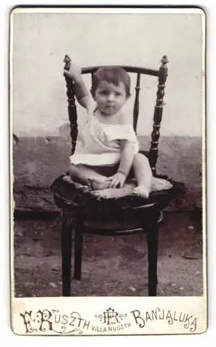 Fotografie M. Ruszth, Banja Luka, Kleinkind auf Stuhl