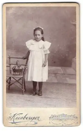 Fotografie Georg Hiesberger, Eggenburg, Porträt eines Mädchens mit Stuhl