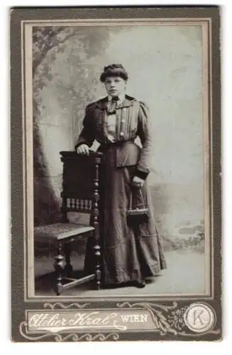 Fotografie Atelier Kral, Wien, Gumpendorferstr. 83, Dame im eleganten Kleid mit Stuhl