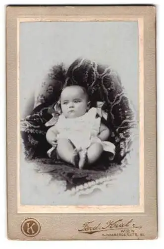 Fotografie Ferdinand Kral, Wien, Himbergerstrasse 61, Porträt eines Säuglings