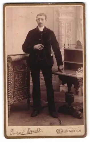 Fotografie August Specht, Gangkofen, Eleganter Herr im Atelier