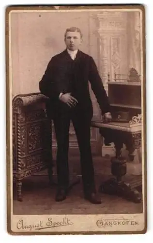 Fotografie August Specht, Gangkofen, Eleganter Herr im Anzug
