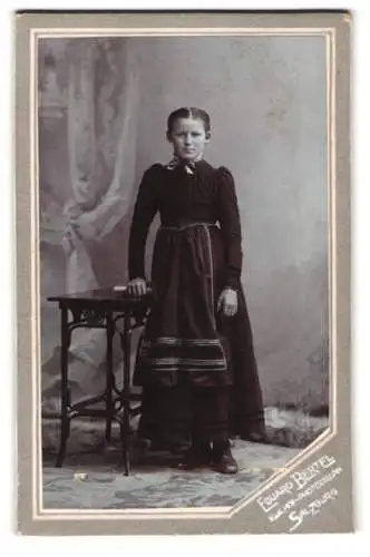 Fotografie Eduard Bertel, Salzburg, Porträt eines Mädchens mit Tisch