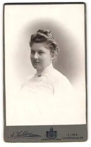 Fotografie A. Kaldori, Linz, Landstrasse 24, Porträt einer jungen Frau