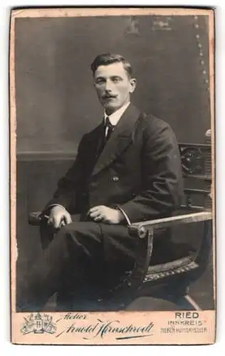 Fotografie Arnold Hirnschrodt, Ried im Innkreis, Eleganter Herr im Anzug