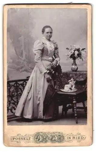 Fotografie Karl Posselt, Ried, Kirchenplatz 46, Mädchen mit Schirm mit Blumenarrangement