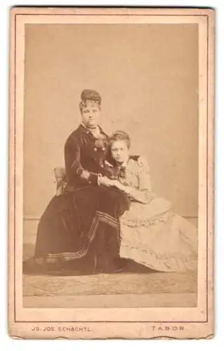 Fotografie Jg. Jos. Schächttl, Tábor, Marienthor 346, Porträt zweier elegant gekleideter Damen