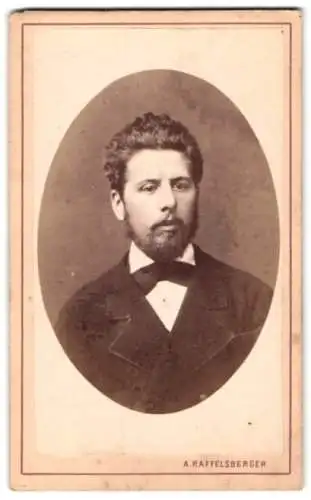 Fotografie A. Raffelsberger, Wien, Margarethenstrasse 22, Porträt eines eleganten Herrn