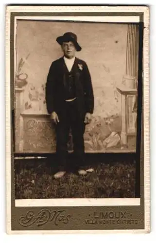Fotografie G. A. Mas, Limoux, Mann in Anzug mit Hut
