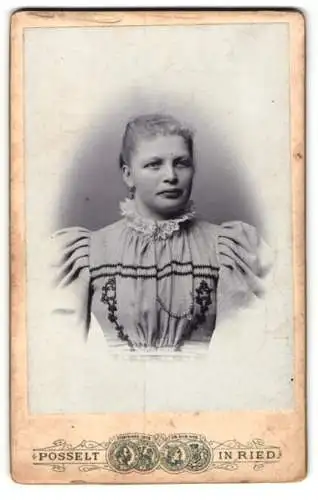Fotografie Karl Posselt, Ried, Kirchenplatz 46, Porträt einer Dame mit elegantem Kleid