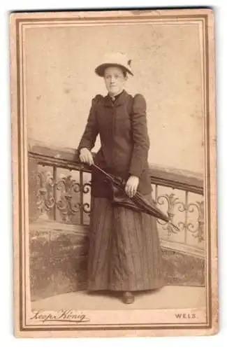 Fotografie Leop. König, Wels, Obere Linzergasse, Dame mit Schirm