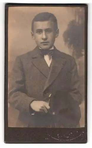 Fotografie C. Bilgeri, Lindau, Stobäusstrasse F. 4, Porträt eines jungen Mannes mit Hut