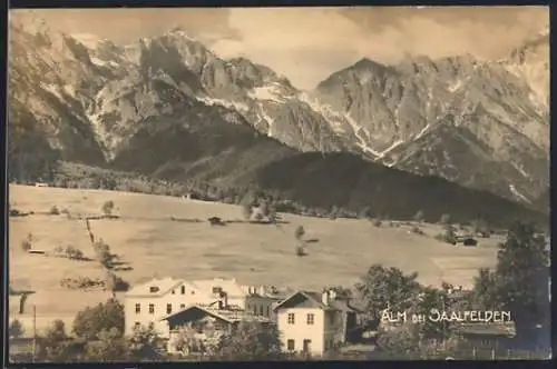 AK Alm bei Saalfelden, Gebäude vor Gebirgswand
