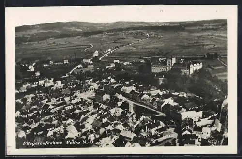AK Weitra /N.-Ö., Teilansicht mit Schloss und Strassenpartie