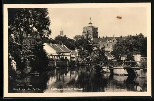 AK Bruck an der Leitha, Leithapartie mit Blick auf das Schloss